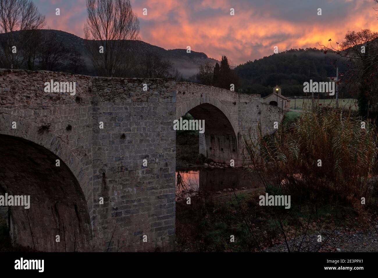 Alte Brücke in Sant Llorenç de La Muga, Alt Empordà, Provinz Girona, Katalonien, Spanien Stockfoto