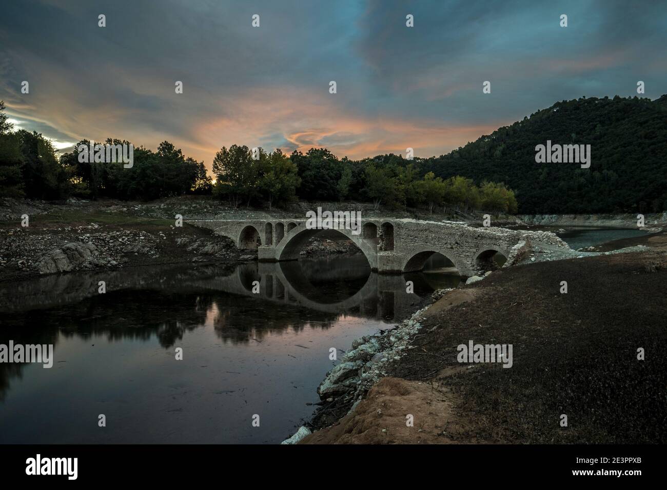 Riambau Brücke ist eine alte Steinbrücke im Stausee von Boadella auf dem Fluss La Muga, Alt Empordà, Provinz Girona, Katalonien, Spanien Stockfoto