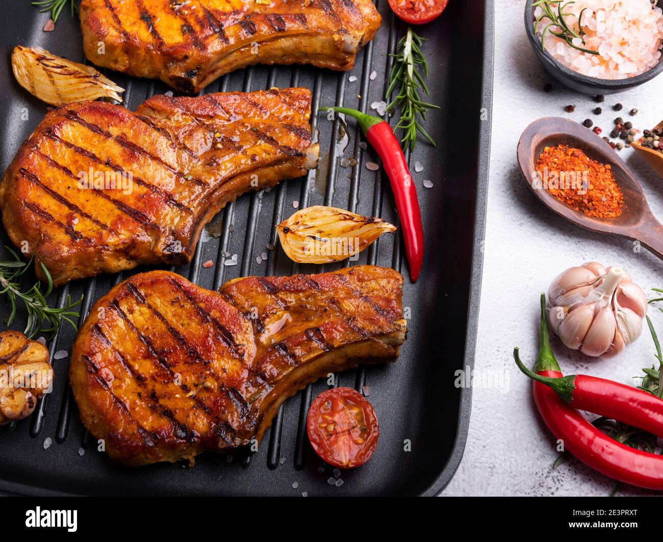 Gekochtes gegrilltes Steak Fleisch Schweinefleisch, Rind, Lamm, Hacken auf einem Knochen, auf Grillpfanne Stockfoto