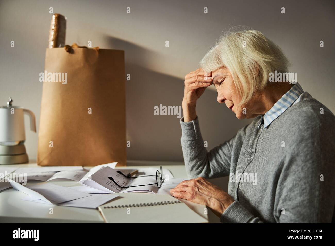 Rentnerin leidet unter schweren Kopfschmerzen Stockfoto