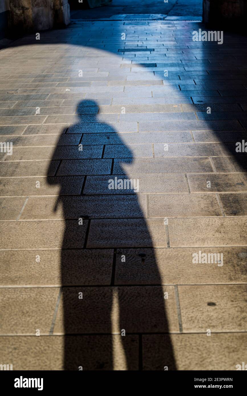 Großer Schatten einer Person auf den Steinplatten einer Stange, Zadar, Dalmatien, Kroatien Stockfoto