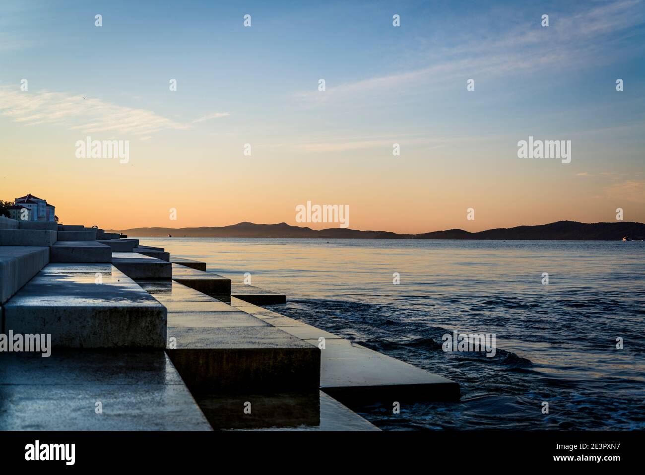 Die Meeresorgel bei Sonnenaufgang, ein architektonisches Klangkunstobjekt, das Musik über Meereswellen und Röhren spielt, die sich unter einem Satz großen Marmors befinden Stockfoto