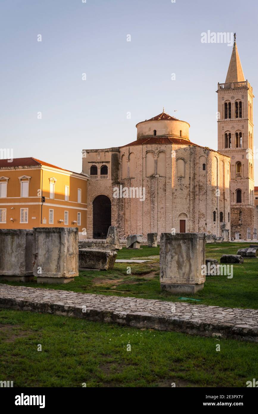 Kirche St. Donatus, 9. Jahrhundert vorromanische Kirche, und archäologische Überreste aus dem Forum Romanum, Zadar, Dalmatien, Kroatien Stockfoto