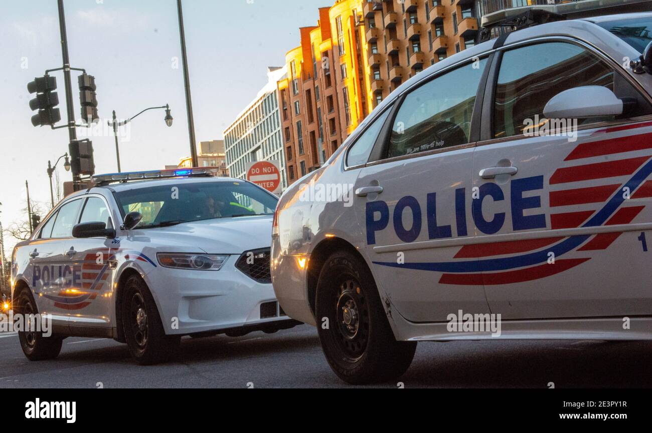 Washington, DC, Washington, DC, USA. Januar 2021. D.C. Polizei Wache einen Kontrollpunkt, 19. Januar 2021. Kredit: Dominic Gwinn/ZUMA Wire/Alamy Live Nachrichten Stockfoto