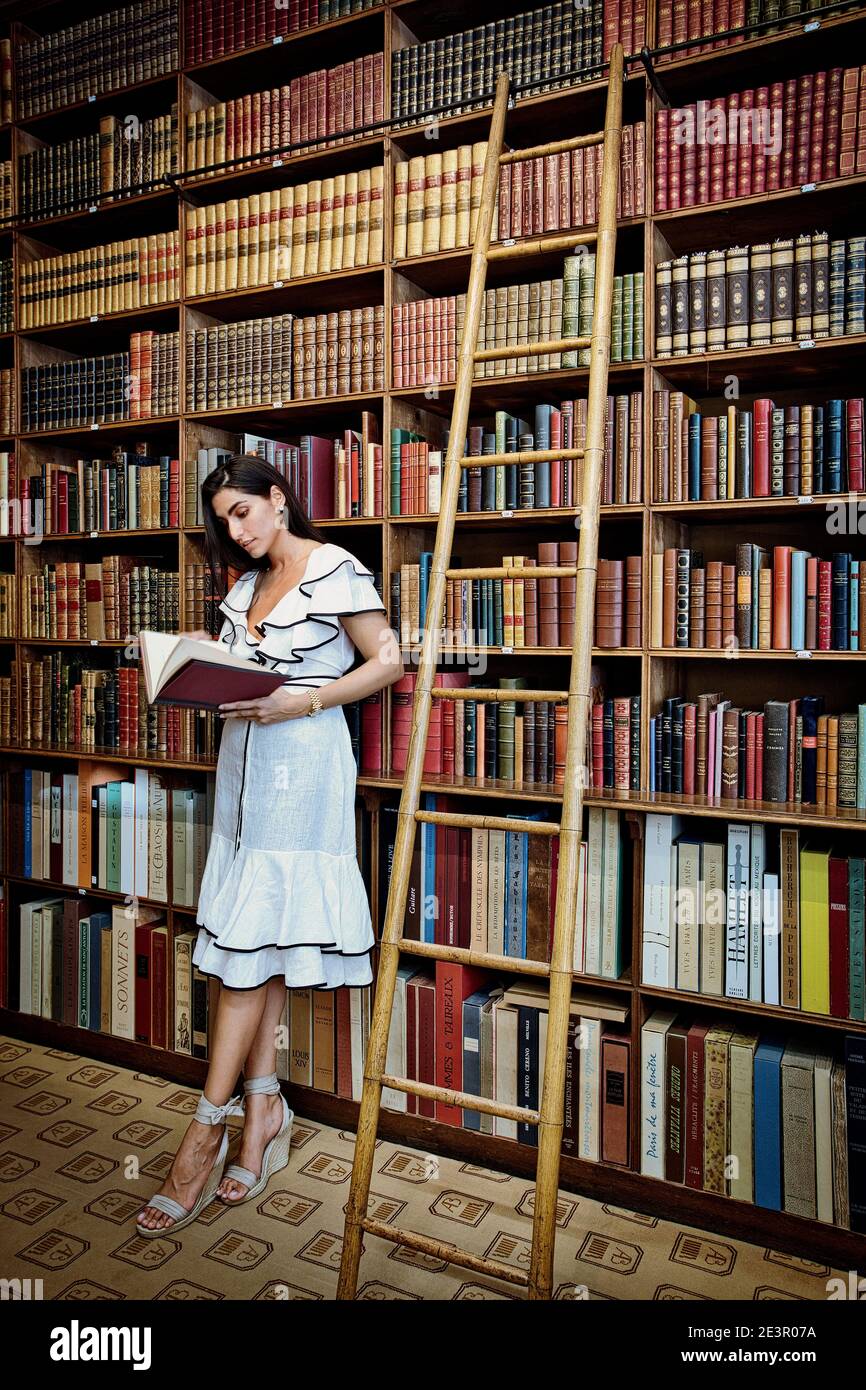 FRANKREICH / Iie-de-France / Paris / schöne Frau beim Lesen eines Buches im Antiquitätenladen in Paris. Stockfoto