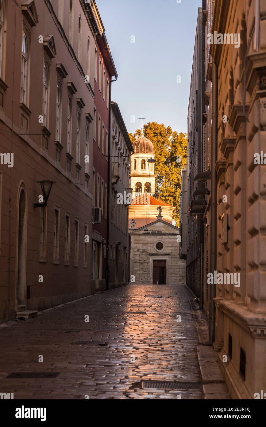 Verlassene Straße, die zur Kirche der Madonna der Gesundheit, Zadar, Dalmatien, KroatienZadar, Dalmatien, Kroatien führt Stockfoto