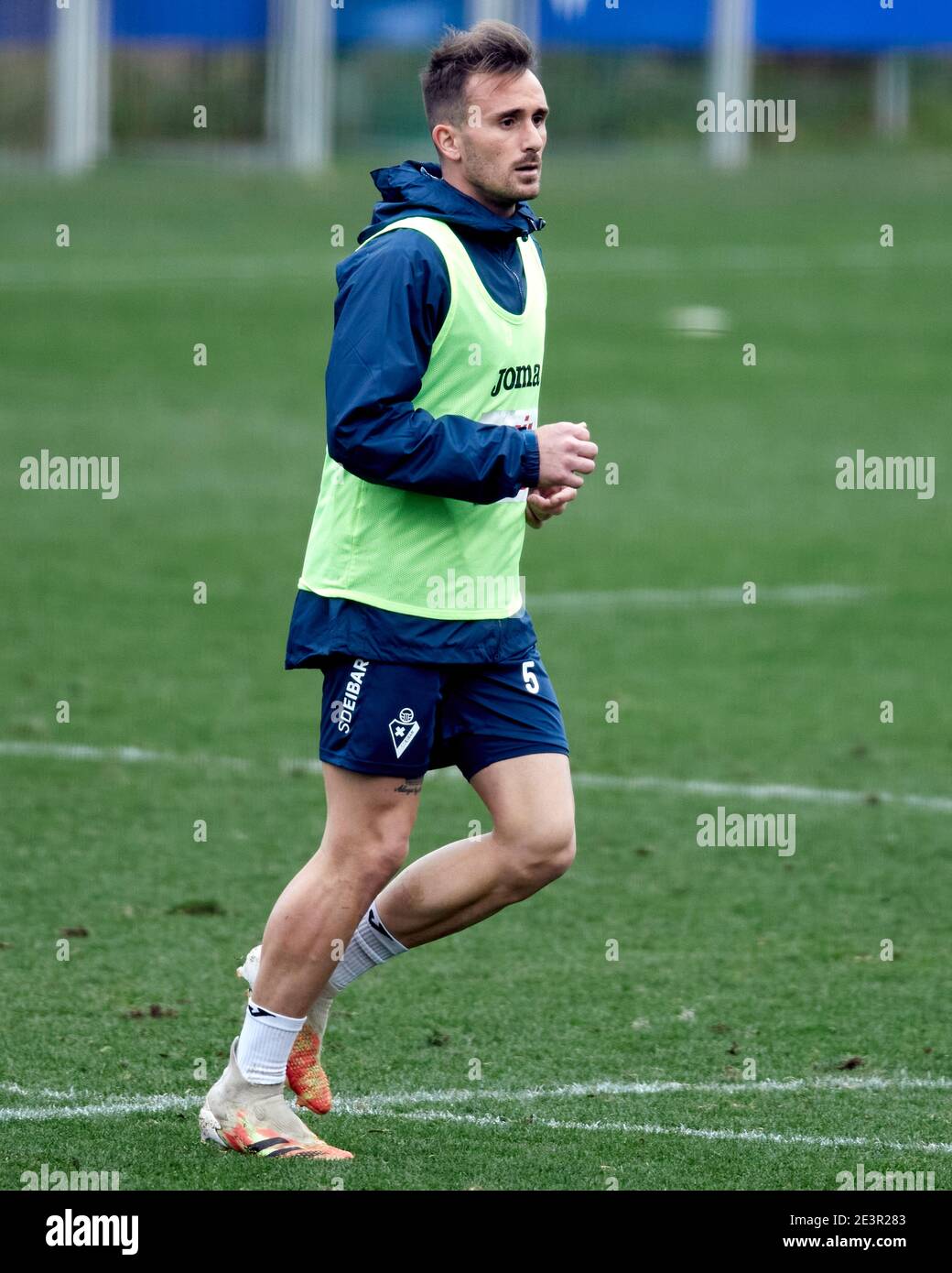 Mondragon, Spanien. Januar 2021, 20. Aleix Garcia von SD Eibar in Aktion bei seiner Premiere während der SD Eibar Trainingseinheit in der Sportstadt Atxabalp Stockfoto