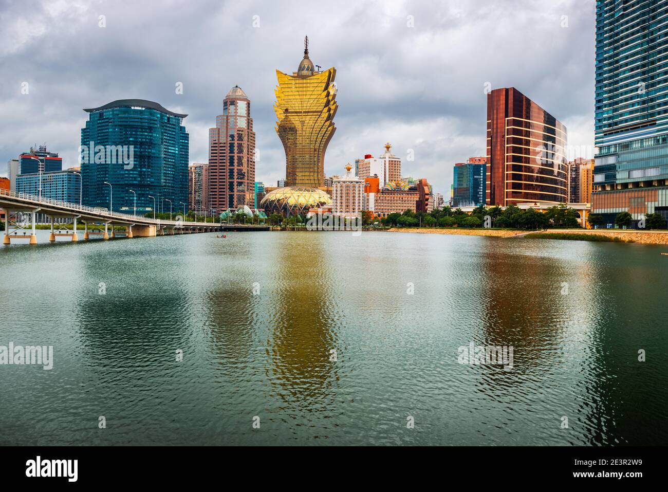 Macau, China Skyline mit Casinos am See. Stockfoto