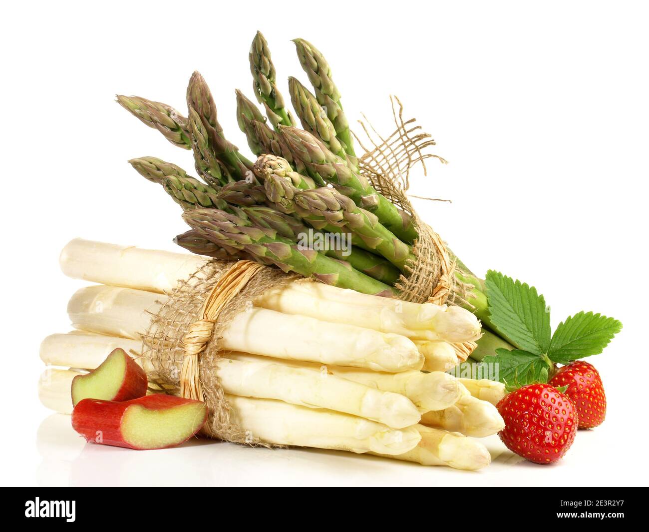 Spargel Bundles mit Erdbeeren und Rhabarber auf weißem Hintergrund Stockfoto