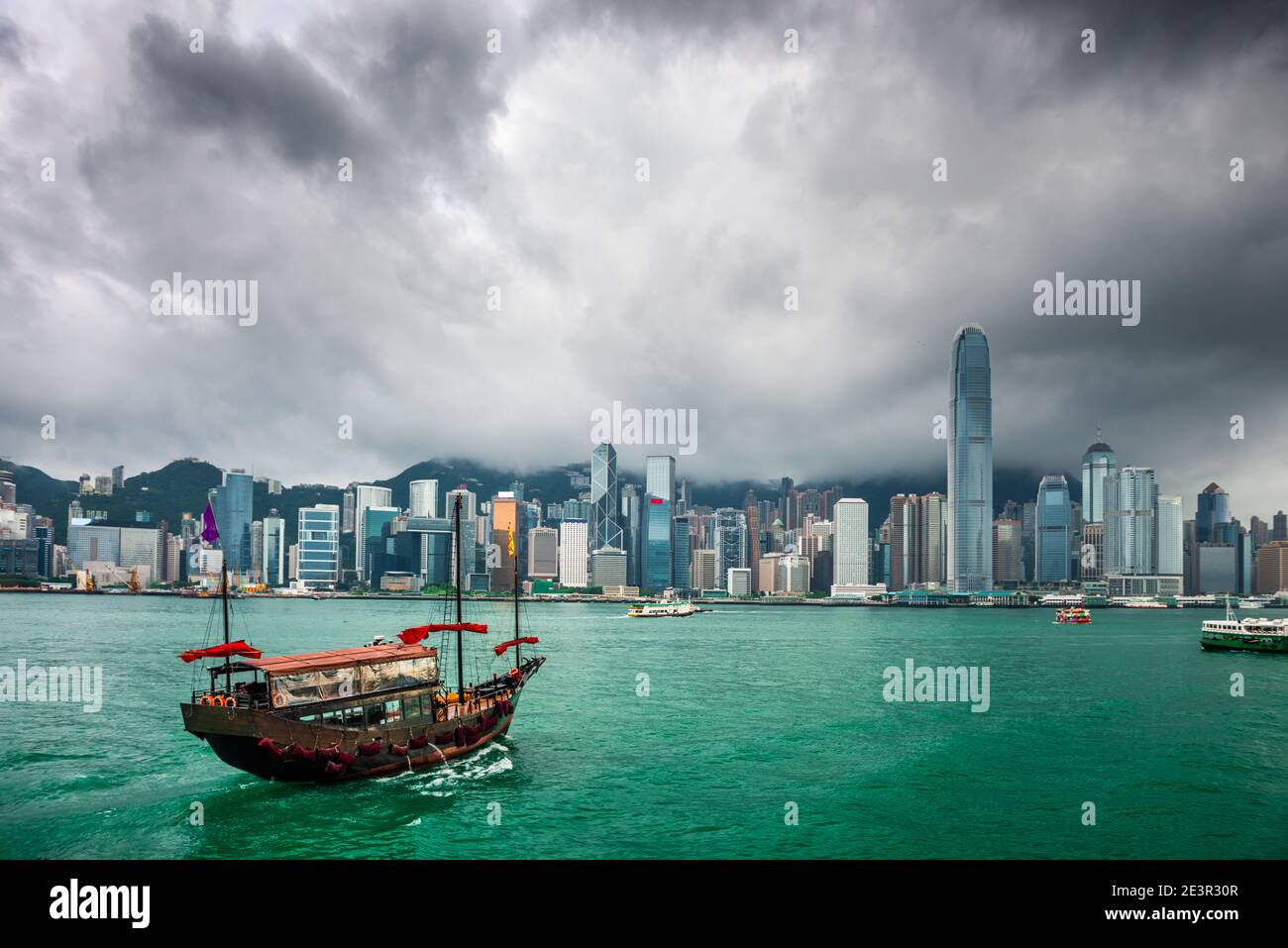 Hongkong, China Stadtbild in der Innenstadt vom Hafen in der Abenddämmerung. Stockfoto