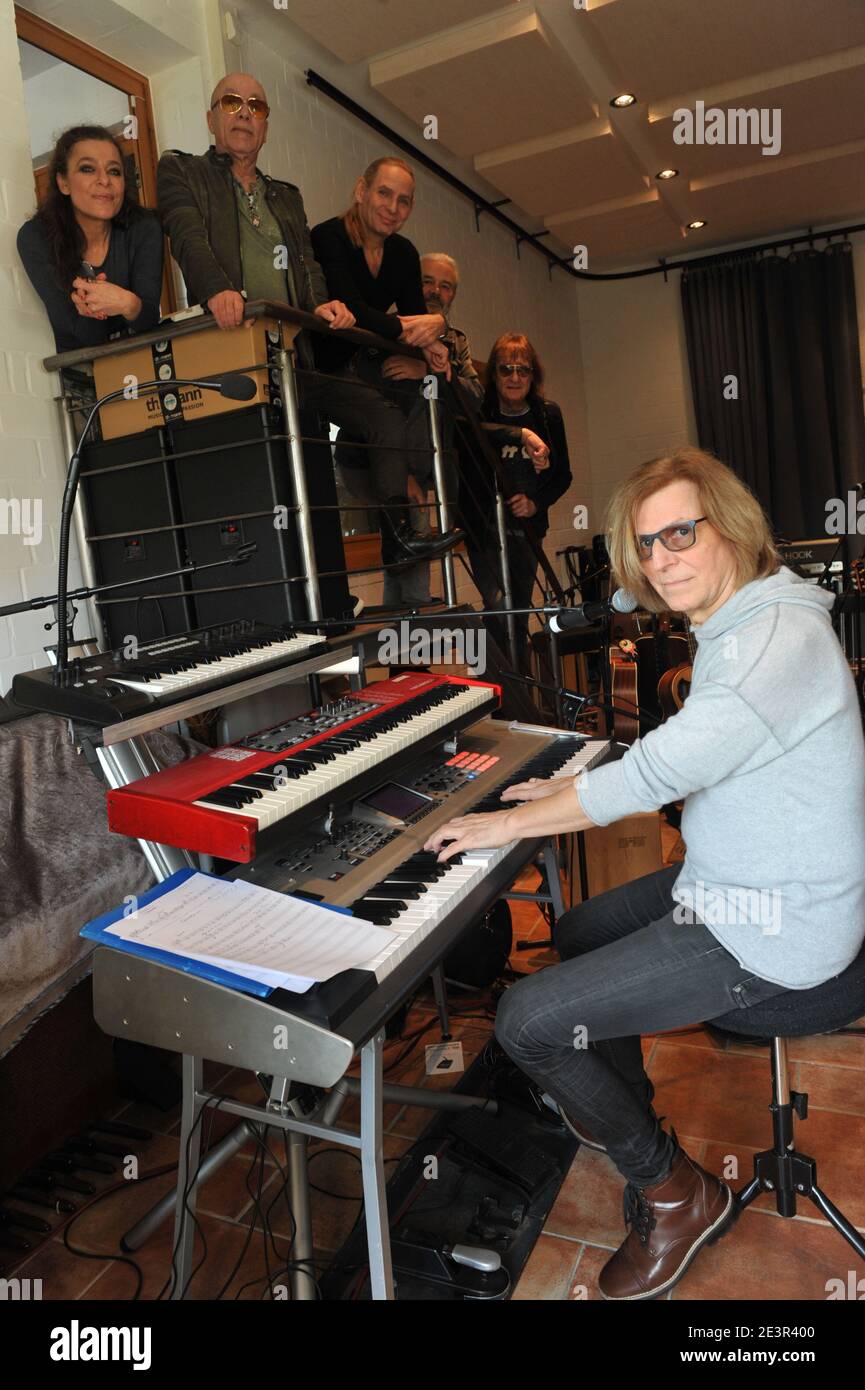 27. Januar 2020, Brandenburg, Münchehofe: Die Rock Legends Proben am 27.1.2020 im dummen Tonstudio in Münchehofe, am Keyboard im Vordergrund Ritchi Barton, oben links Julia Neigel, Toni Krahl, Uwe Hassbecker, Jaecki Reznicek und Dieter ' Maschine ' Birr. Foto: Thomas Uhlemann/dpa-Zentralbild/ZB Stockfoto