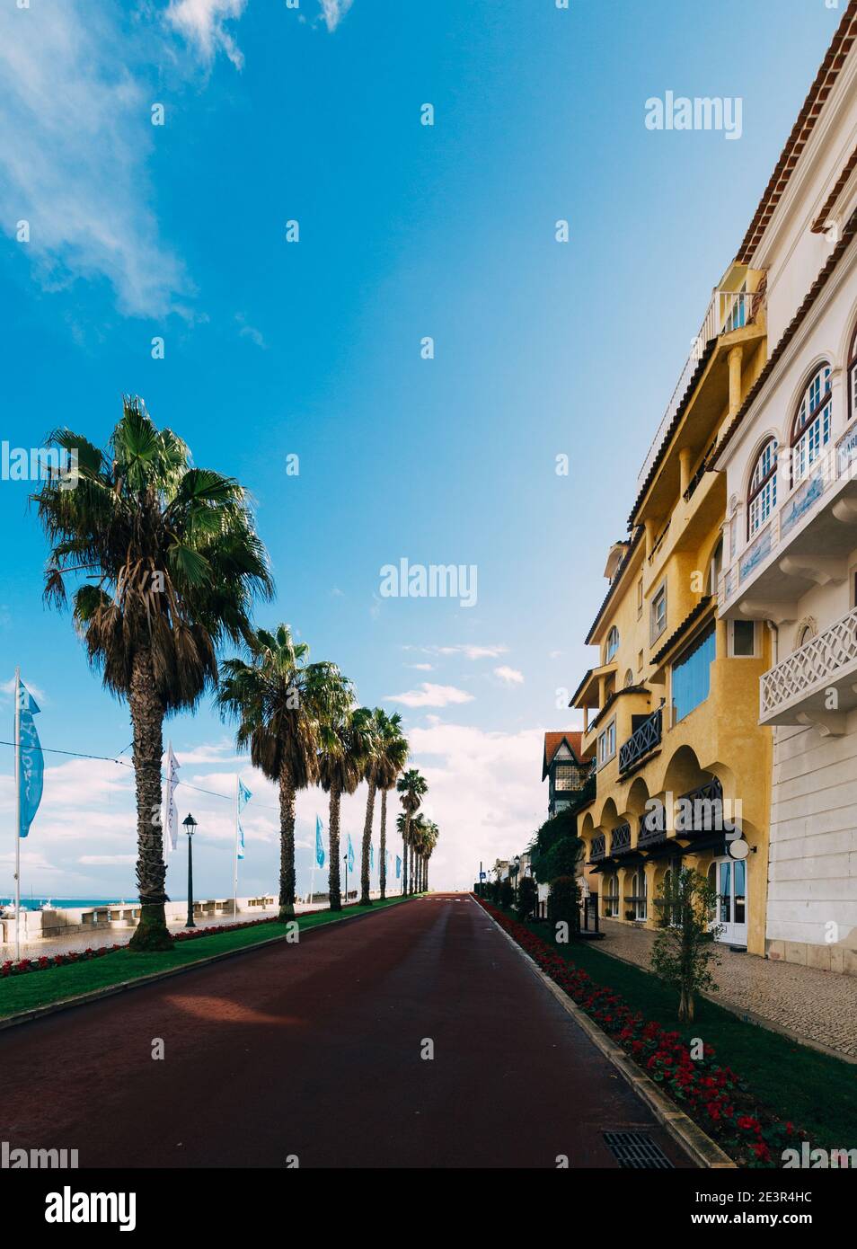 Schöne Straße mit Palmen gesäumt in Cascais Portugal. Cascais ist ein beliebter Urlaubsort für portugiesische und ausländische Touristen. Stockfoto