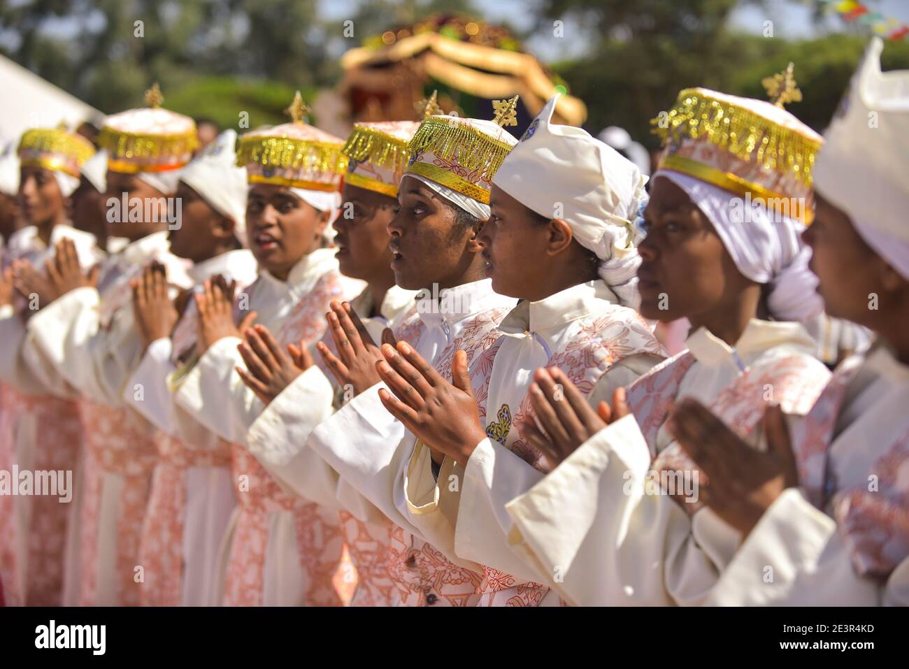 (210120) -- ADDIS ABEBA, 20. Januar 2021 (Xinhua) -- die Menschen feiern Timket, das jährliche äthiopische Epiphaniefest, am 19. Januar 2021 in Addis Abeba, Äthiopien. Die äthiopische Epiphanie, die weitgehend als eine der hoch bewerteten öffentlichen Veranstaltungen Äthiopiens gilt, ist eine dreitägige Angelegenheit, die besondere religiöse und kulturelle Aktivitäten umfasst. (Xinhua/Michael Tewelde) Stockfoto