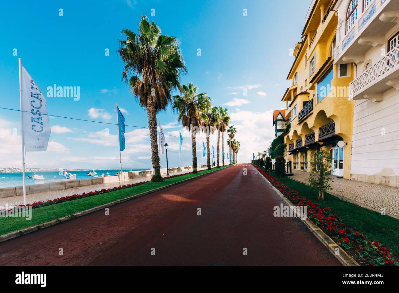 Schöne Straße mit Palmen gesäumt in Cascais Portugal. Cascais ist ein beliebter Urlaubsort für portugiesische und ausländische Touristen. Stockfoto