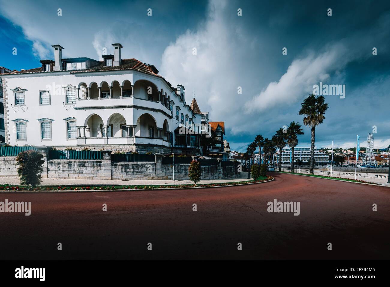 Schöne Straße mit Palmen gesäumt in Cascais Portugal. Cascais ist ein beliebter Urlaubsort für portugiesische und ausländische Touristen. Stockfoto