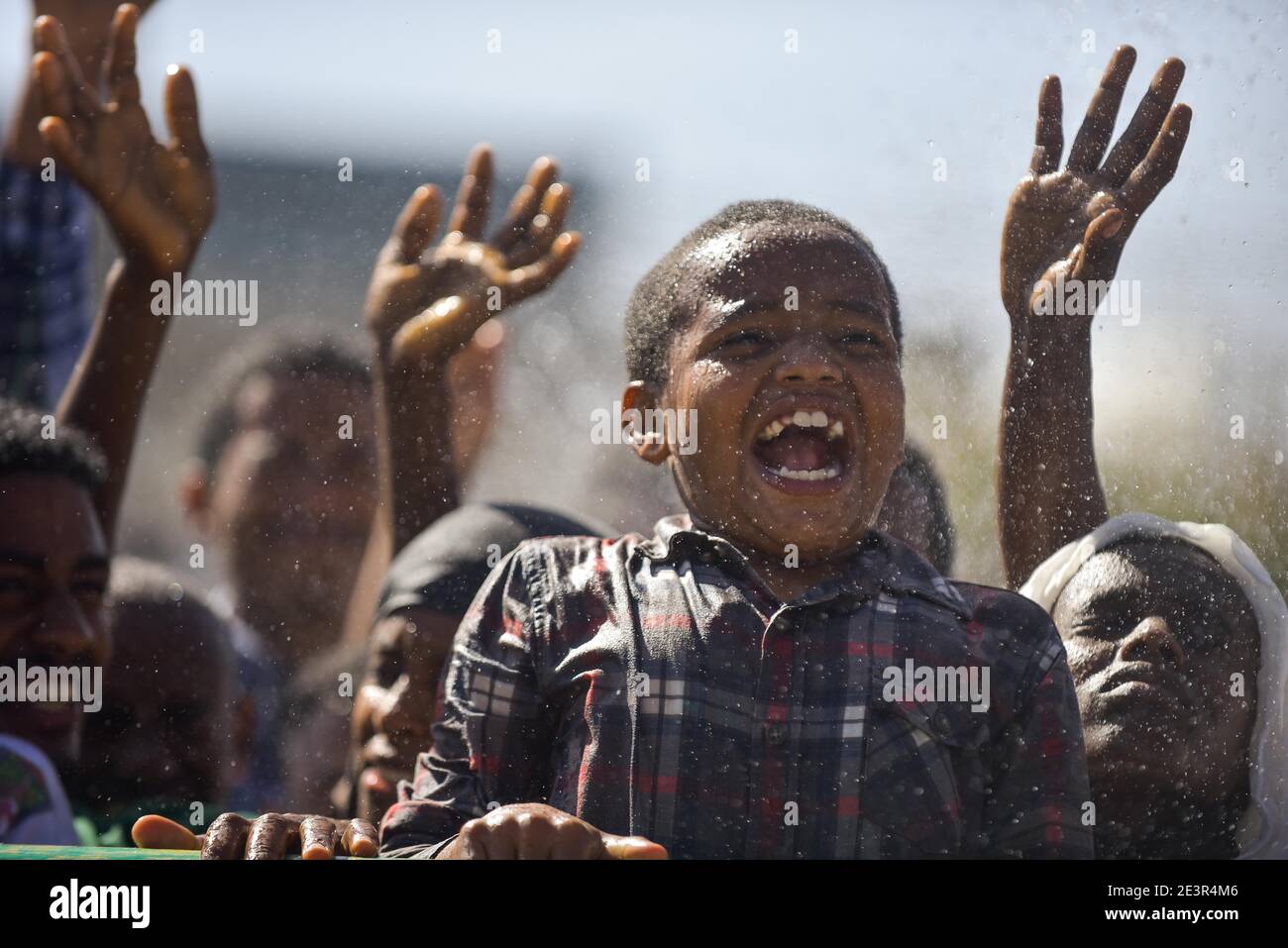 (210120) -- ADDIS ABEBA, 20. Januar 2021 (Xinhua) -- die Menschen feiern Timket, das jährliche äthiopische Epiphaniefest, am 19. Januar 2021 in Addis Abeba, Äthiopien. Die äthiopische Epiphanie, die weitgehend als eine der hoch bewerteten öffentlichen Veranstaltungen Äthiopiens gilt, ist eine dreitägige Angelegenheit, die besondere religiöse und kulturelle Aktivitäten umfasst. (Xinhua/Michael Tewelde) Stockfoto