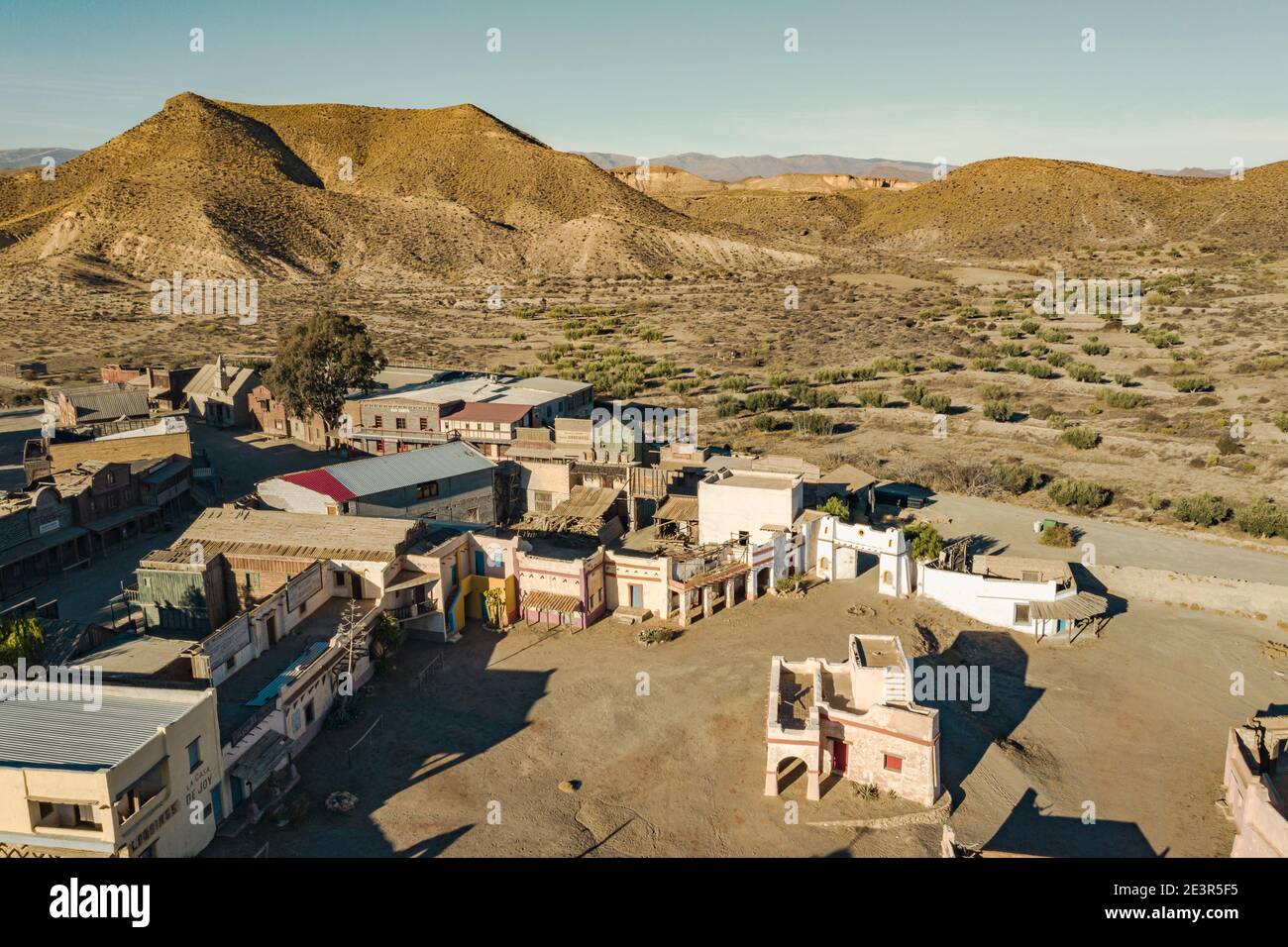 Drohne über Ansicht von Tabernas Desert Landscape Texas Hollywood Fort Bravo der Themenpark im westlichen Stil in Almeria Andalusien Spanien Europa Stockfoto