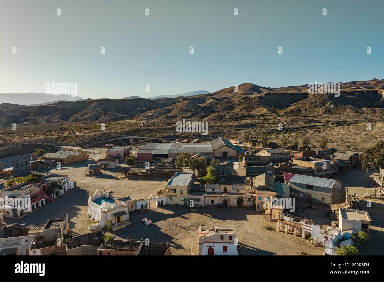 Drohne über Ansicht von Tabernas Desert Landscape Texas Hollywood Fort Bravo der Themenpark im westlichen Stil in Almeria Andalusien Spanien Europa Stockfoto