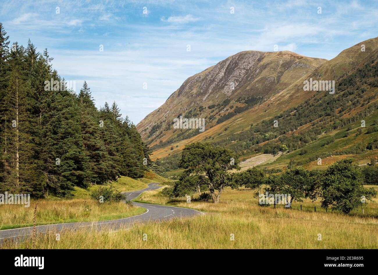 Glen Nevis Schottland im Sommer. Die Straße schlängelt sich durch die wunderschöne schottische Landschaft unter den unteren Hängen des Ben Nevis. Stockfoto