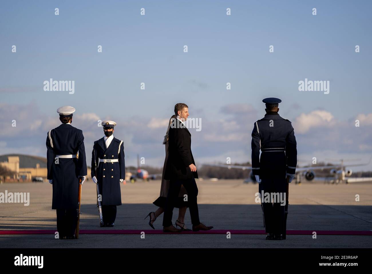 Washington, Usa. Januar 2021. Erster Sohn Eric Trump, Mitte, und seine Frau Lara Trump, gehen an Bord der Air Force One während einer Abschiedszeremonie auf der Joint Base Andrews vor der 59. Amtseinführung des Präsidenten am Mittwoch, 20. Januar 2021 in Washington DC. Pool Foto Stefani Reynolds /UPI Kredit: UPI/Alamy Live Nachrichten Stockfoto