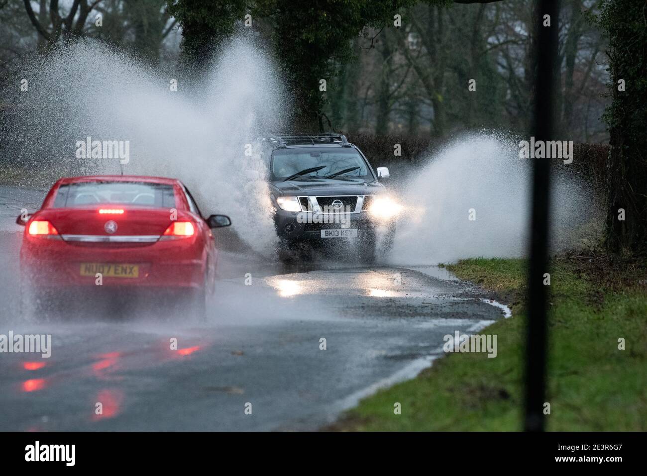 Preston, Lancashire, Großbritannien. Januar 2021. Sturm Christoph verursacht schwierige Fahrbedingungen auf den überfluteten Landstraßen in der Nähe von Preston, Lancashire. Kredit: John Eveson/Alamy Live Nachrichten Stockfoto