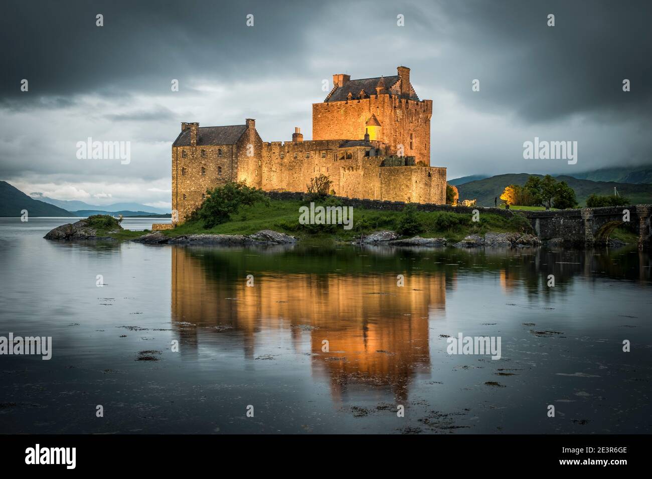 Eilean Donan Castle in der Abenddämmerung, Schottland Großbritannien Stockfoto