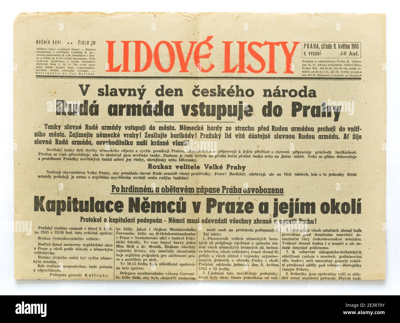 Die tschechoslowakische Zeitung "Lidové listy" ("People Papers") erschien am 9. Mai 1945 mit Bekanntmachungen über die Kapitulation der deutschen Nazi-Truppen in Prag und Umgebung und über den Eintritt der Roten Armee in Prag. Die erste Zeile in tschechischer Sprache bedeutet: Am glorreichen Tag der tschechischen Nation tritt die Rote Armee in Prag ein. Die zweite Zeile bedeutet: Prag wird nach dem heldenhaften und opferbereiten Kampf befreit. Die Kapitulation der Deutschen in Prag und Umgebung. Das Protokoll der Kapitulation ist unterzeichnet. Die Deutschen müssen die Waffen niederlegen und Prag verlassen! Der vollständige Text des Protokolls Stockfoto