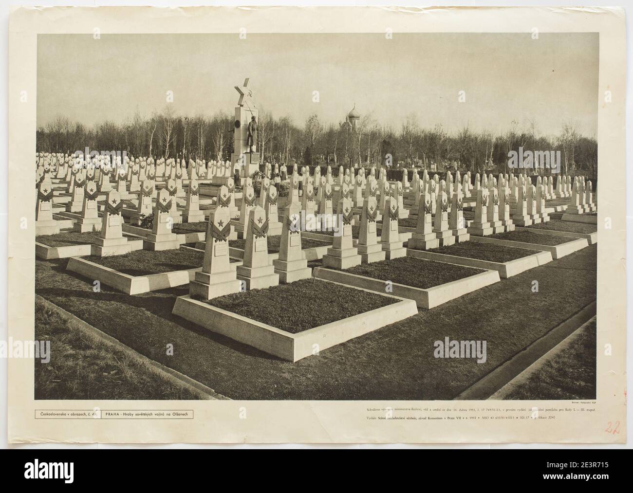 Sowjetisches Kriegsdenkmal auf dem Friedhof Olšany in Prag, Tschechoslowakei. Schwarz-Weiß-Vintage-Fotografie von einem unbekannten Fotografen im Jahr 1951 als tschechoslowakische Schulplakat veröffentlicht. Auf der vom tschechischen Architekten Karel Beneš entworfenen Steinsäule, umgeben von Gräbern sowjetischer Soldaten, die in den letzten Tagen des Zweiten Weltkriegs gefallen und nach dem Krieg gestorben sind, befinden sich zwei Bronzestatuen der Soldaten der Roten Armee, die der tschechische Bildhauer Jaroslav Brůha (1945) entworfen hat. Mit freundlicher Genehmigung der Azoor Collection. Stockfoto