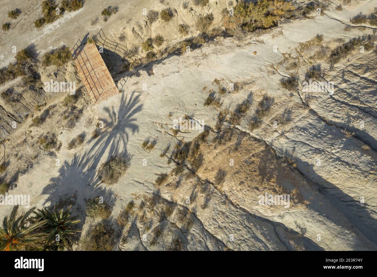 Drohne Luftaufnahme der Wüstenlandschaft von Tabernas in Andalusien Almeria Spanien nur Wüste in Europa Stockfoto