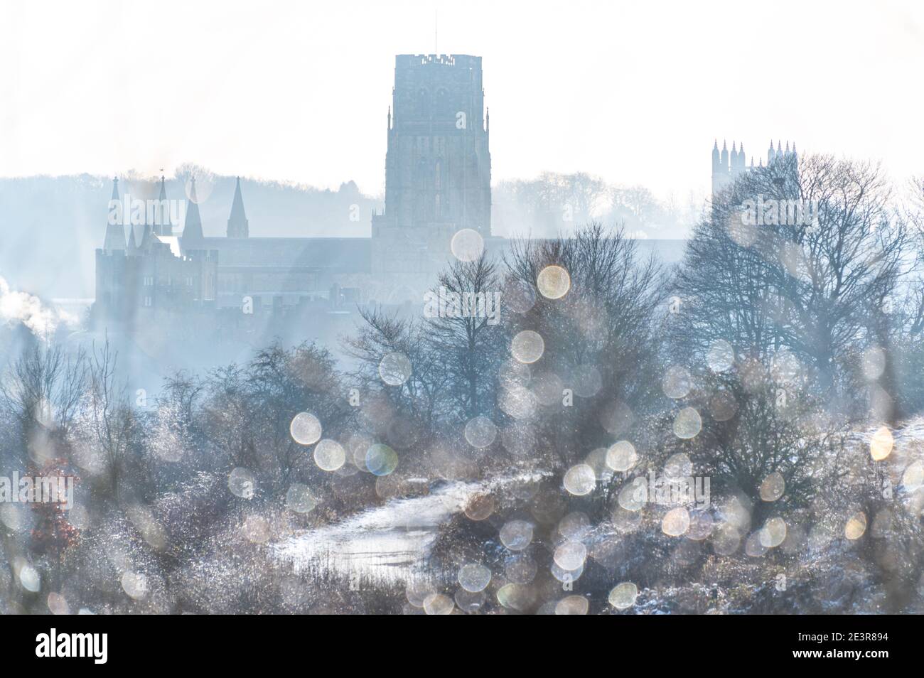 Durham Kathedrale im Schnee und Nebel Stockfoto