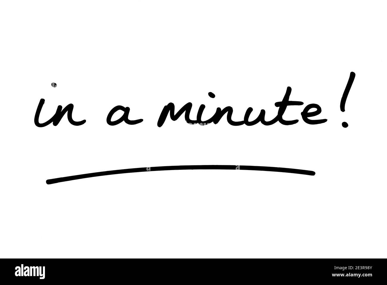 In einer Minute! Handgeschrieben auf weißem Hintergrund. Stockfoto