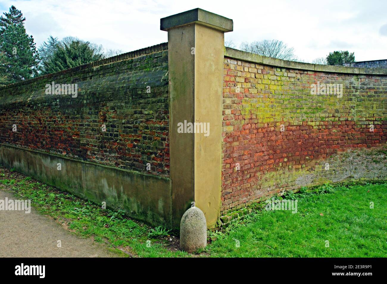 Säule, die zwei Wände verbindet Stockfoto