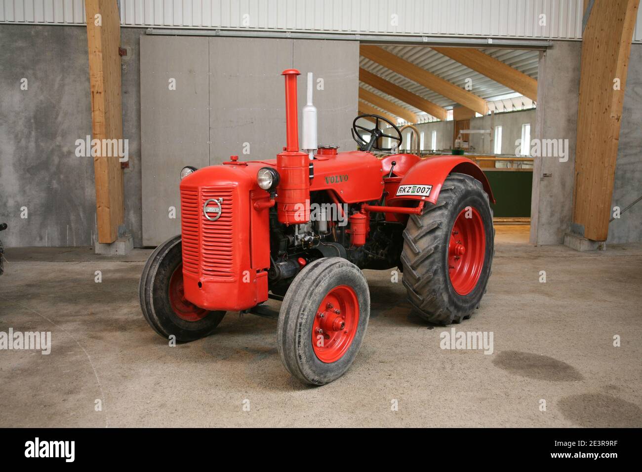 VOLVO T43 Traktor in einem Bauernhof Scheune angezeigt Stockfoto