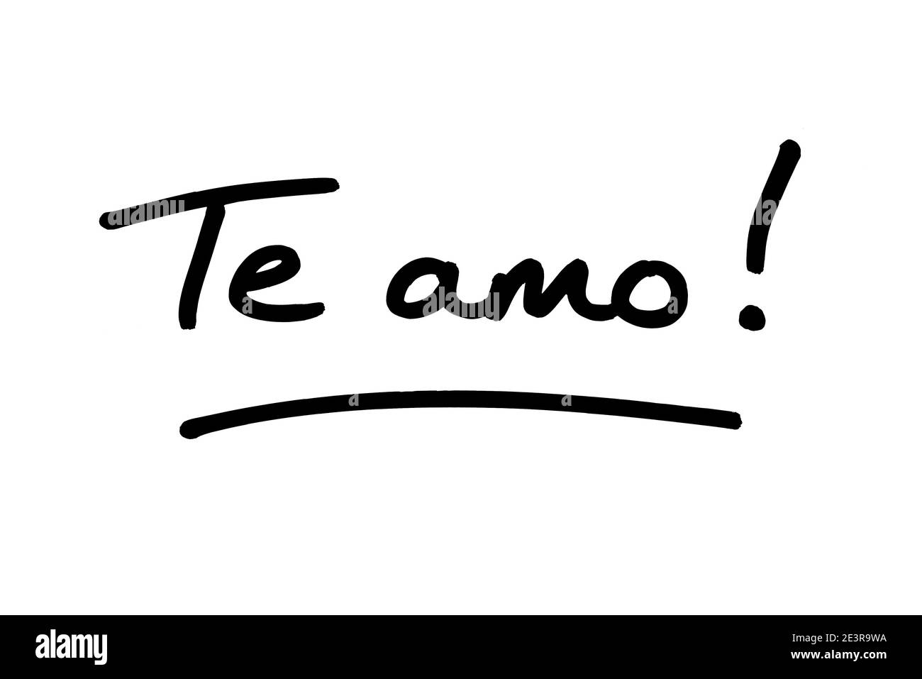 TE AMO! - das heißt, ich liebe dich, in lateinamerikanischer Sprache, handgeschrieben auf weißem Hintergrund. Stockfoto