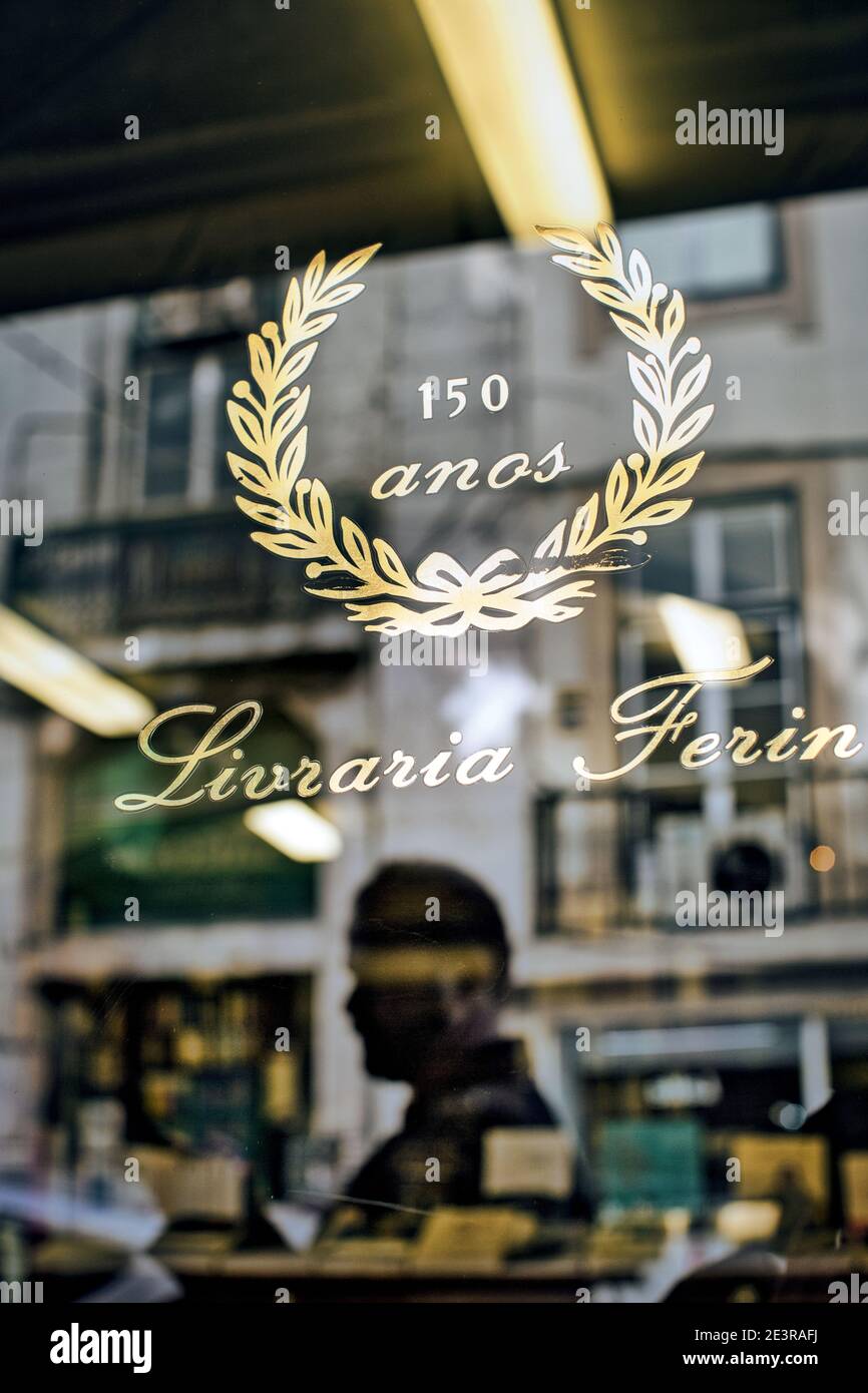 PORTUGAL / Lissabon / der Eingang mit Blattgoldbuchstaben der 150 Jahre alten Livraria Ferin.in Lissabon. Stockfoto