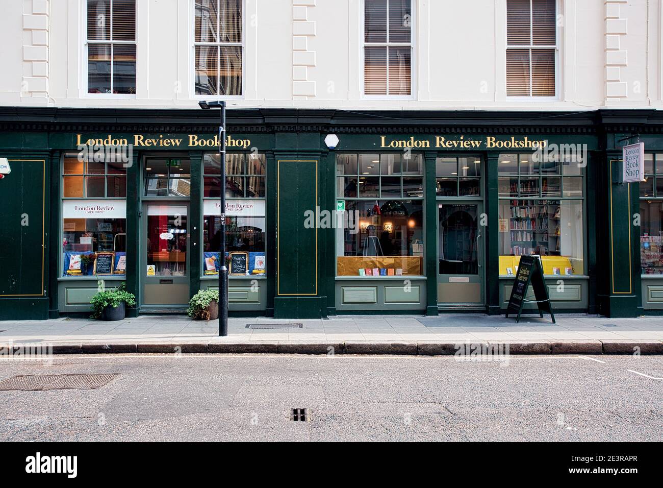 Der Shop London Review of Books ist einer der führenden Buchhandlungen in England und wird für Lesungen und Diskussionen von Autoren verwendet. Stockfoto