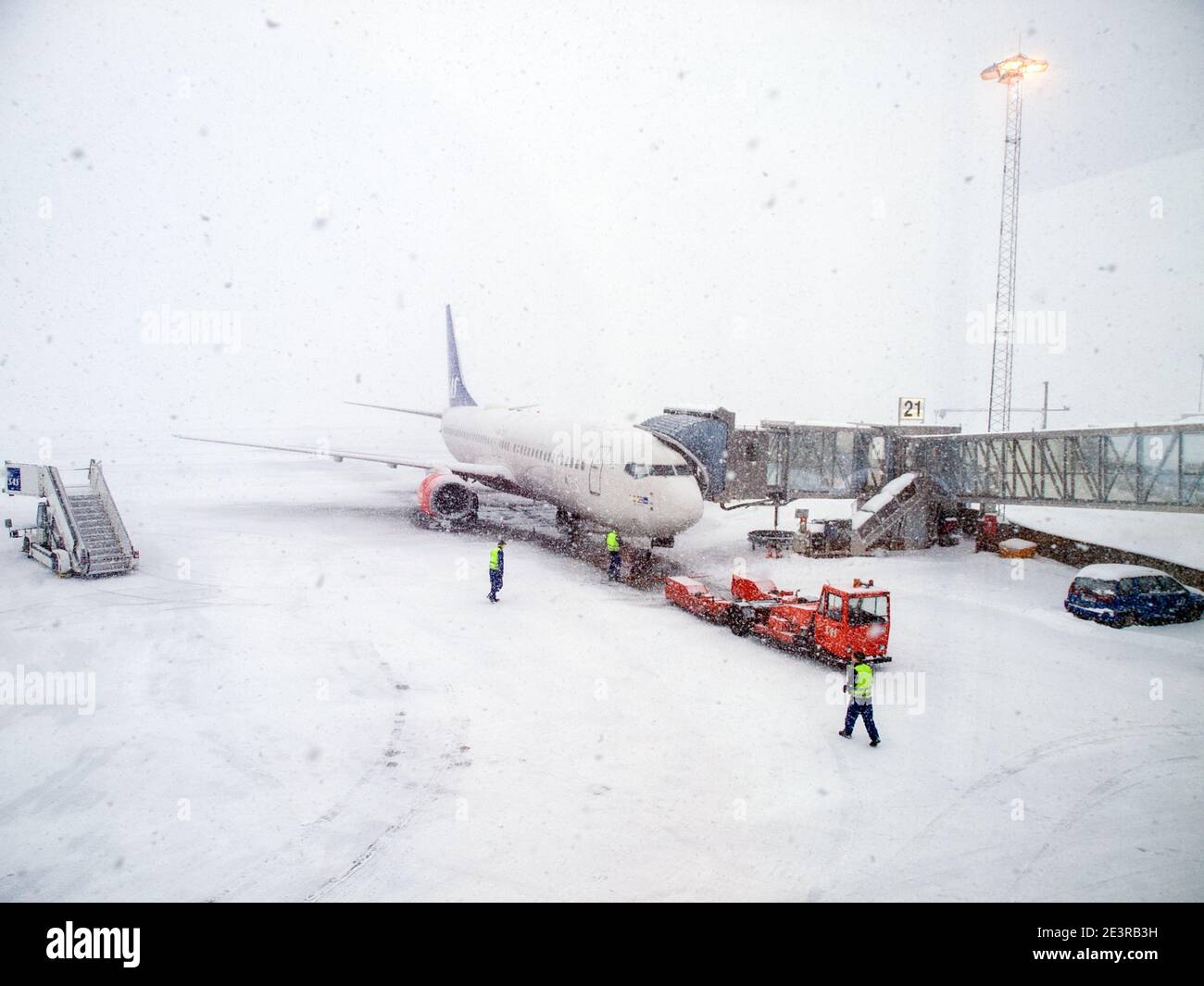 Flugzeuge auf der Piste im Schnee am Flughafen Oslo, Norwegen Stockfoto