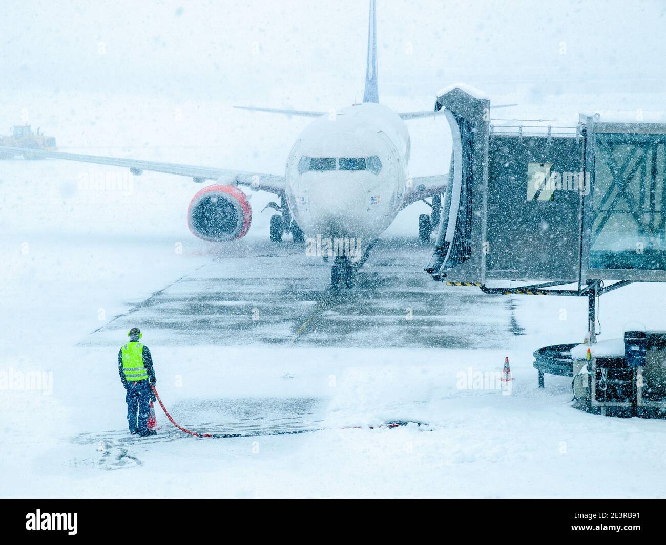 Flugzeuge auf der Piste im Schnee am Flughafen Oslo, Norwegen Stockfoto