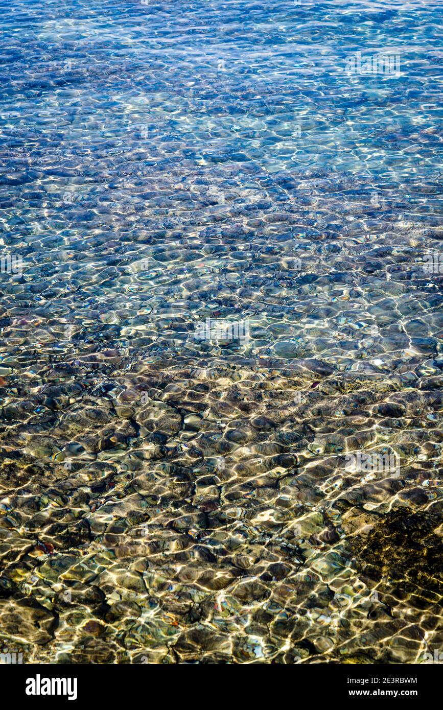 Muster auf dem Wasser, von Kieselsteinen, Insel Iz, Zadar Archipel, Dalmatien, Kroatien erstellt Stockfoto