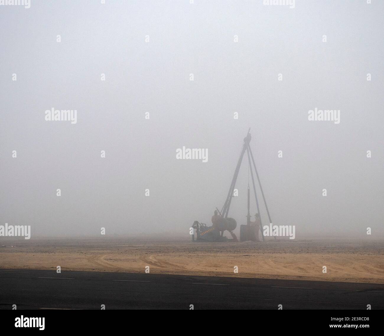 Männer arbeiten an nebligen Morgen. Stockfoto