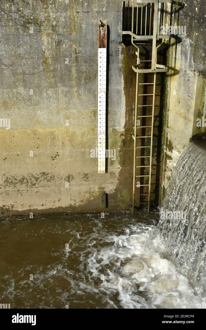 Wasserstandsanzeige an einem Punkt, an dem Wasser den Fluss severn, Ironbridge, Shropshire verbindet. Messung der Wasserstände während der Hochwassersaison im Winter tim Stockfoto