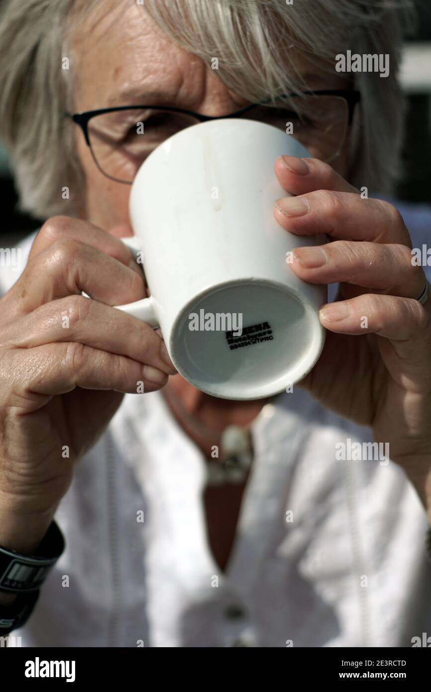 Ältere reife Frauen trinken Tasse Tee Stockfoto