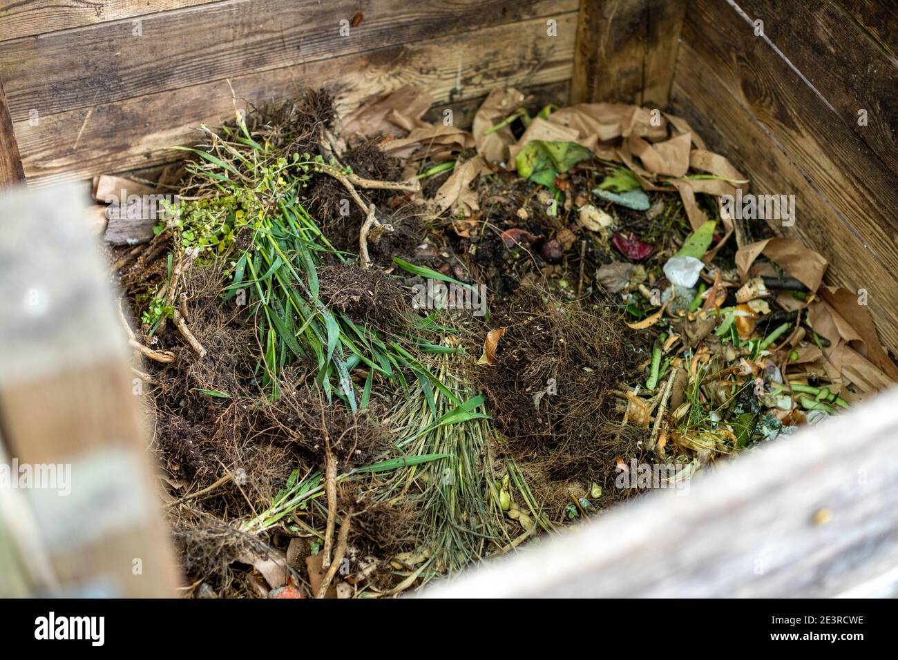 Gartenkompostbehälter voll mit organischen Abfällen Stockfoto