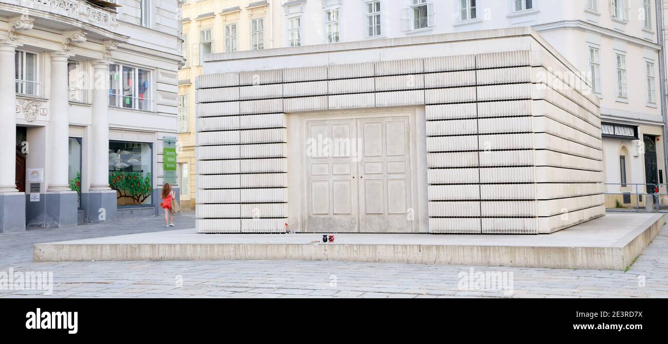 WIEN, ÖSTERREICH - 25. April 2019: Holocaust-Mahnmal Judenplatz, Wien (auch bekannt als Namenlose Bibliothek, ehrt dieses Denkmal österreichische Juden, die getötet wurden Stockfoto