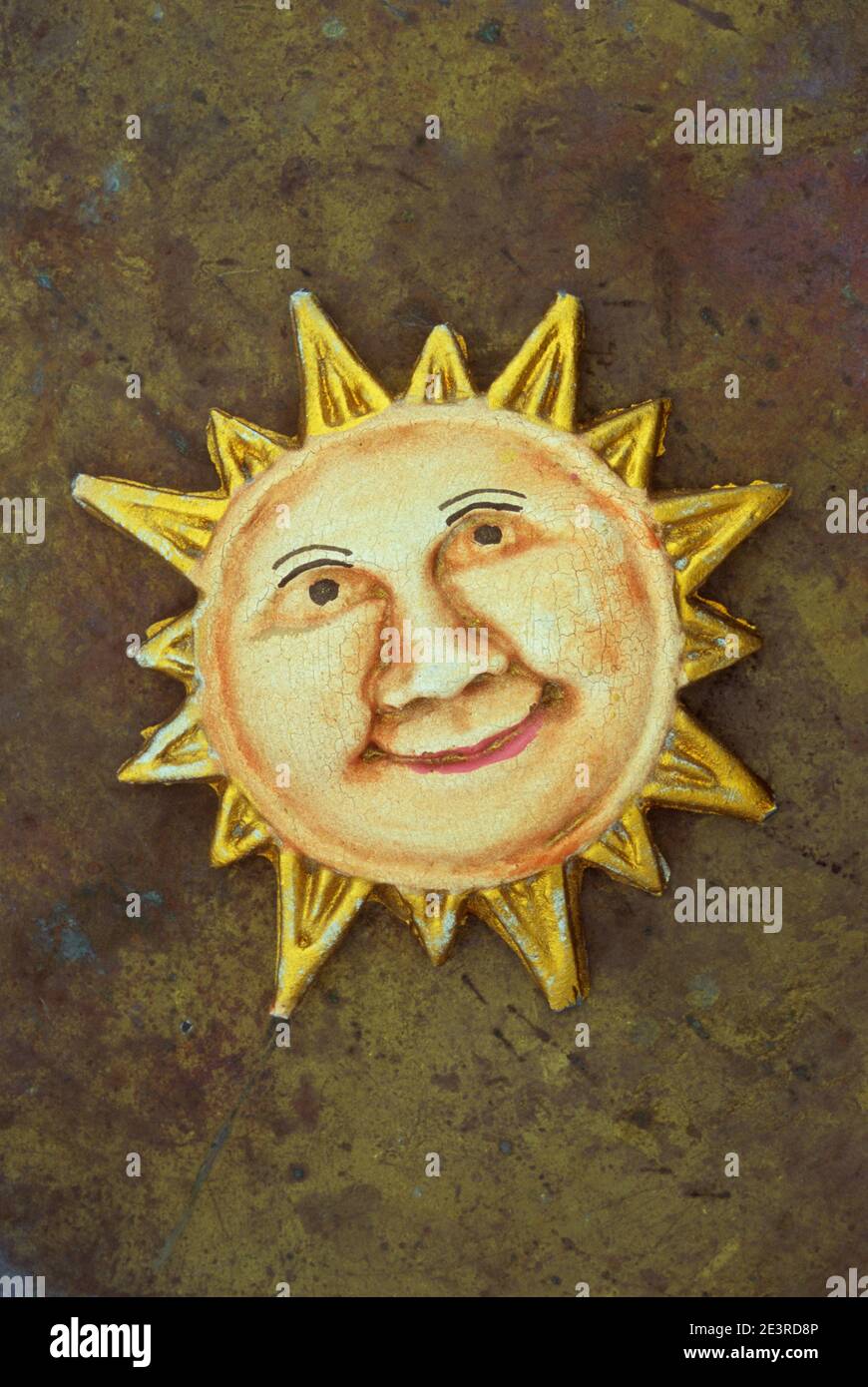 Gipsmodell der lächelnden Sonne mit freundlichem Gesicht Stockfoto