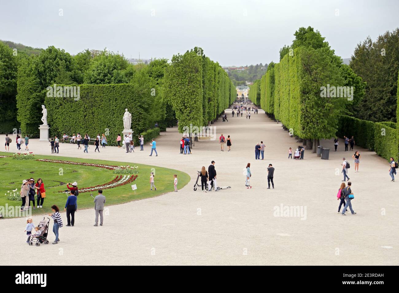 Wien, Österreich - 26. April 2019 : Schloss Schönbrunn oder Schloss Schönbrunn ist eine kaiserliche Sommerresidenz in Wien, Österreich. Schloss Schönbrunn ist ein Stockfoto