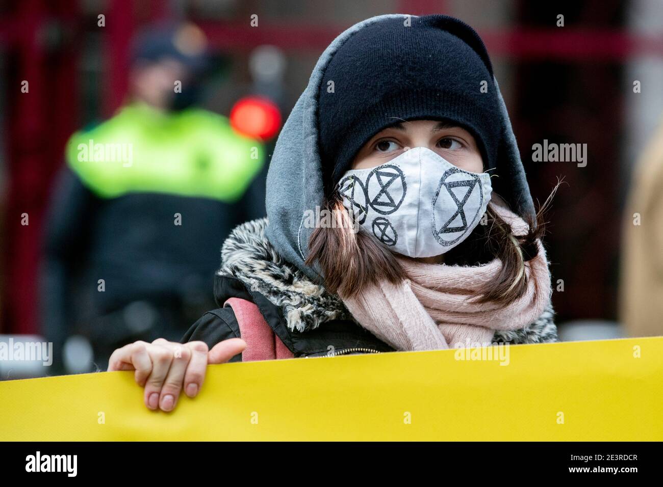 Den Haag, Niederlande. Januar 2021. DEN HAAG, NIEDERLANDE - 20. JANUAR: Protestierende des Aussterbungsaufstandes werden am 20. Januar 2021 im Wirtschaftsministerium in Den Haag, Niederlande, gesehen, um gegen fossile Subventionen für Shell zu protestieren. (Foto von Niels Wenstedt/BSR Agency/Alamy Live News) Quelle: BSR Agency/Alamy Live News Stockfoto