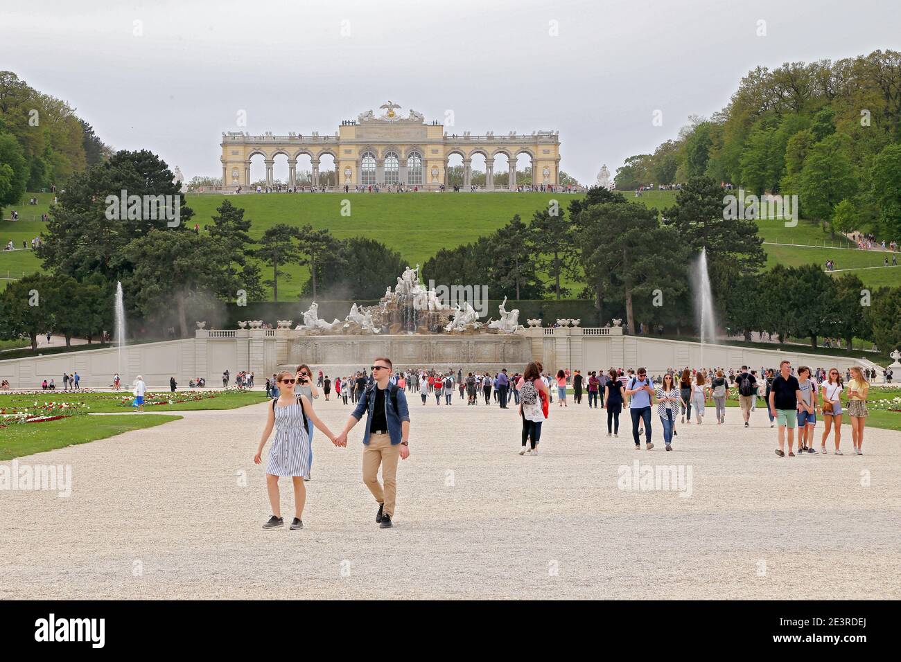 Wien, Österreich - 26. April 2019 : Schloss Schönbrunn oder Schloss Schönbrunn ist eine kaiserliche Sommerresidenz in Wien, Österreich. Schloss Schönbrunn ist ein Stockfoto