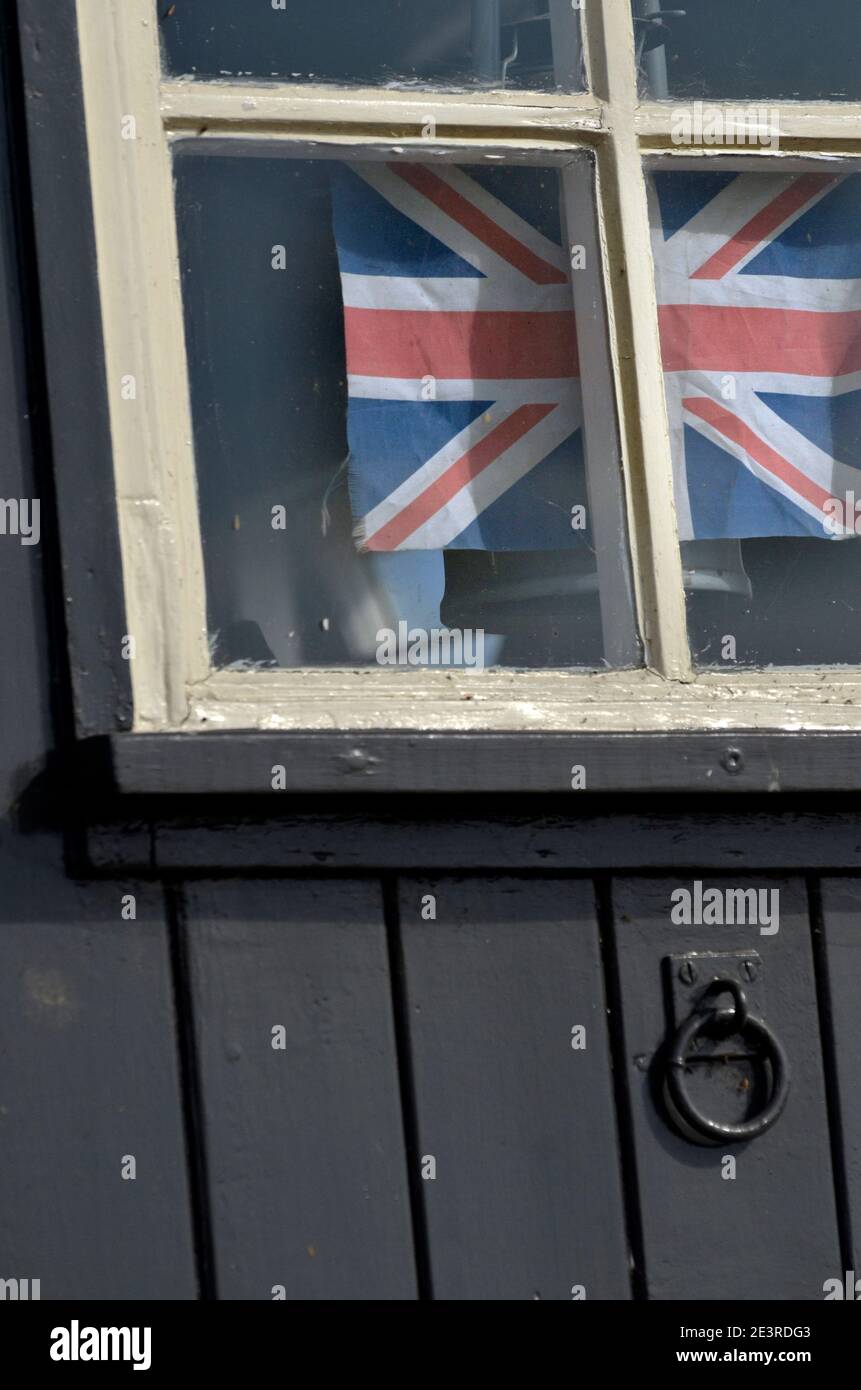 union Jack Flagge in schwarzen Holzschuppen Fenster Stockfoto