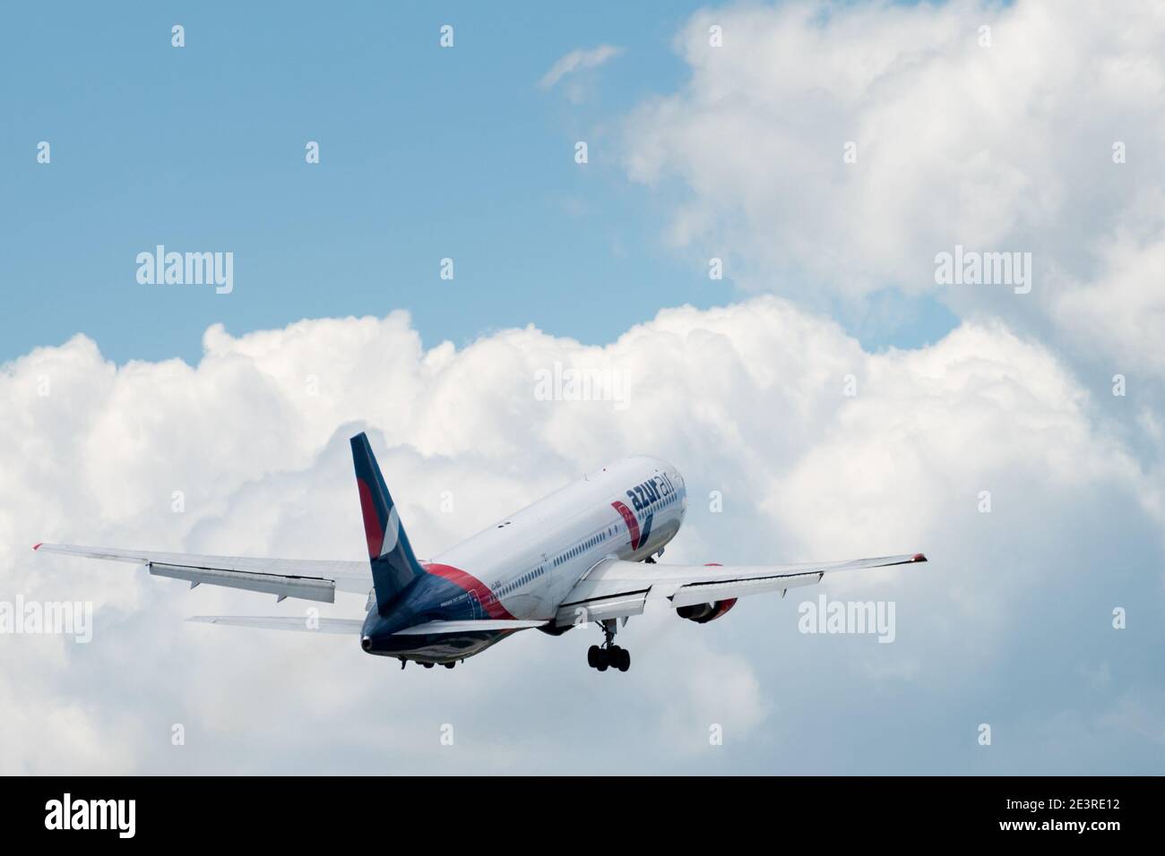 Juli 2019 In Moskau, Russland. Flugzeug Boeing 767-300 Azur Air Airline am Flughafen Vnukovo in Moskau. Stockfoto